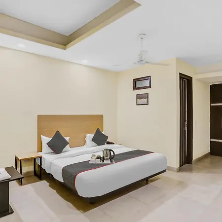 Super Townhouse Patparganj Near Max Super Speciality Hospital Hotel